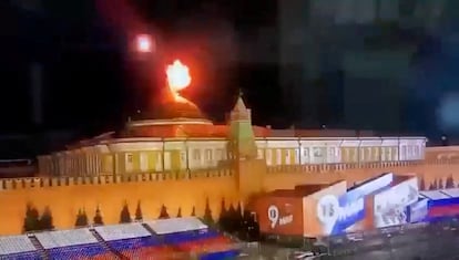 Captura de vídeo donde se aprecia un dron que explota cerca de la cúpula del edificio del Senado del Kremlin,  el 3 de mayo de 2023.