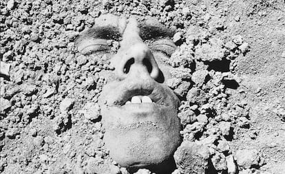 La fotografía de David Wojnarowicz 'Sin título (Rostro en la tierra)', de 1991.