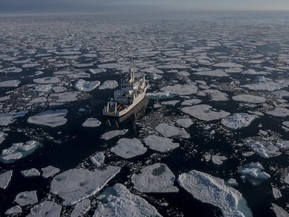 Al acabar el siglo, el océano Ártico quedará libre de hielo casi medio año. En la imagen, el deshielo en curso en julio del año pasado, al norte de las islas de Svalbard.