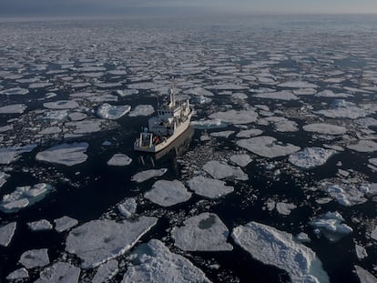 At the end of the century, the Arctic Ocean will remain free of ice for almost six months a year. In the image, the unfreezing in progress last July, north of the Svalbard islands.