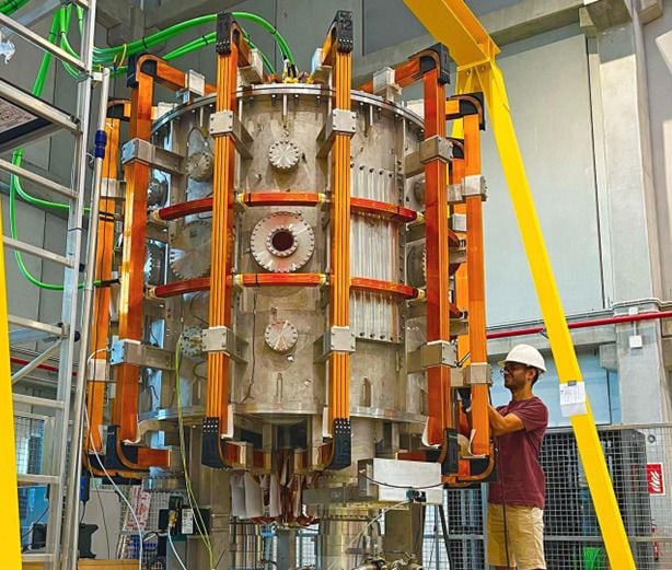 El tokamak de fusión nuclear de la Universidad de Sevilla consigue generar plasma a millones...