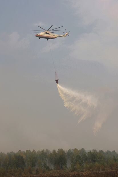 Un helicóptero Mi-26 del Ministerio de Emergencia lanza agua sobre el fuego cerca de la localidad de Plotava, a 80 kilómetros al este de Moscú. El país registra temperaturas por encima de los 38 grados, lo que no facilita la extinción de incendios.