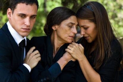 Ricard Sales, Ángela Molina y Paula Echevarría, en <i>Gran reserva.</i>