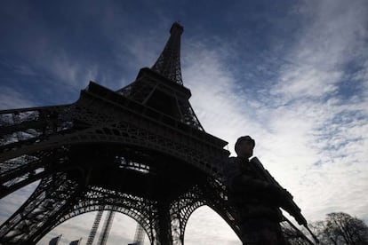 Un soldado vigila la torre Eiffel en París, resguardada por las amenazas de los grupos terroristas contra objetivos franceses.