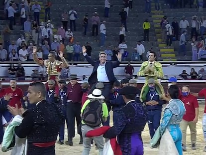 Desde la izquierda, Luis Bolívar, Victorino Martín y Emilio de Justo, a hombros, al final del festejo.