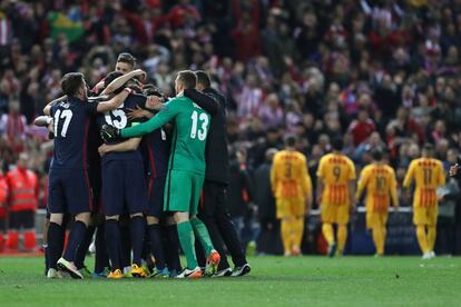 Los jugadores del Atlético de Madrid celebran su victoria frente al Barcelona.