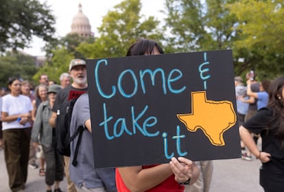 Cartel de protesta en manifestación en Austin, Texas, el 4 de agosto 2025.