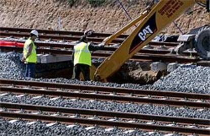 Reparación del socavón aparecido en las vías ferroviarias paralelas a las del AVE en Zaragoza.