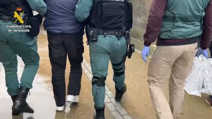 La Guardia Civil trasladaba al aguacil de Hinojal (Cáceres) tras su detención.