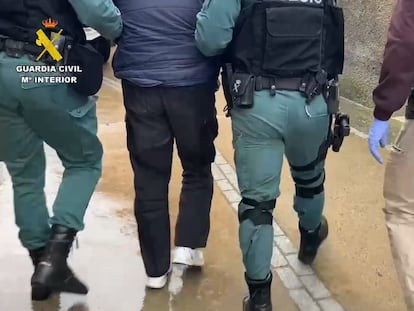 La Guardia Civil trasladaba al aguacil de Hinojal (Cáceres) tras su detención.