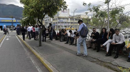 Ciudadanos en las calles de Quito tras el segundo terremoto de hoy.