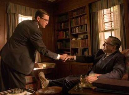 Matt Damon, a la izquierda, y Robert de Niro, en un fotograma de <i>El buen pastor.</i>
