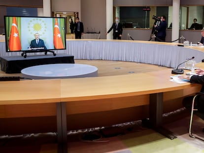 La presidenta de la Comisión Europea, Ursula von der Leyen, y el jefe del Consejo, Charles Michel, se reunían por videoconferencia con Erdogan, el lunes en Bruselas.