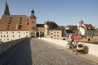 Puente sobre el Danubio en Regensburg (Alemania), construido en el siglo XII y patrimonio mundial de la Unesco.