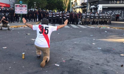 Un aficionado de River, frente a la policía. 