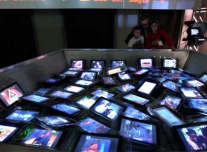 Visitantes de una exposición sobre historia de la televisión.