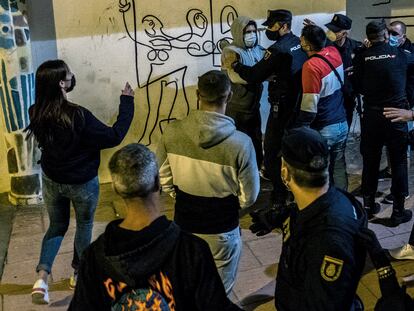 Vecinos del Barrio de La Isleta se enfrentan policías durante una protesta contra migrantes en Las Palmas, el pasado sábado.