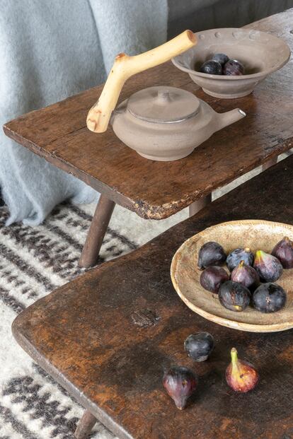 Las cerámicas, junto con la textura de las mesas, evocan un lenguaje de otra época. La tetera y el bol son diseños de los artesanos Época Ceramic. El plato de cerámica es realizado por la artista Leticia Feduchi. La mesa de comedor y las sillas se han comprado en rastros de Aviñón. 