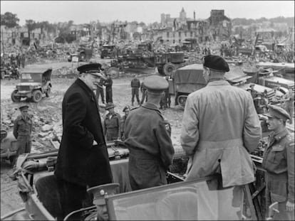 De izquierda a derecha, el primer ministro británico Winston Churchill, Sir Miles Dempsey, segundo comandante del Ejército británico y el mariscal de campo británico Bernard Montgomery, visitan las ruinas de Caen. La ciudad normanda resultó totalmente destruida por los Aliados durante la contraofensiva alemana.