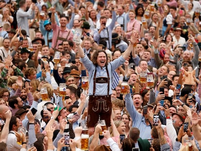 Asistentes al Oktoberfest de Múnich el primer día del festival, el 17 de septiembre de 2022.