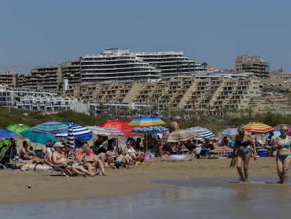 Una perspectiva del pasado fin de semana en la playa del Carabassí (Elche).