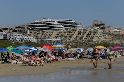 Bañistas en la playa del Carabassí (Elche), este verano.