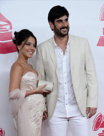 El cantante Melendi anunció que iba a ser padre por cuarta vez en pleno concierto el pasado mes de agosto. El asturiano, a sus 39 años, es padre de tres hijos, y el que está esperando será el segundo que comparte junto a su actual pareja, Julia Nakamatsu.