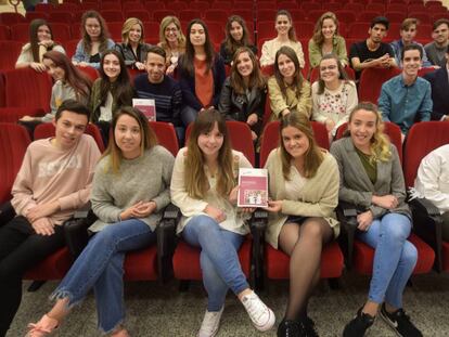 Estudiantes de la Universidad Pontificia de Salamanca sostienen el libro "Conversaciones sobre periodismo radiofónico".