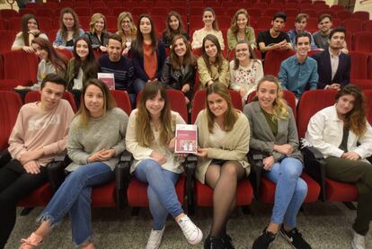 Estudiantes de la Universidad Pontificia de Salamanca sostienen el libro "Conversaciones sobre periodismo radiofnico".