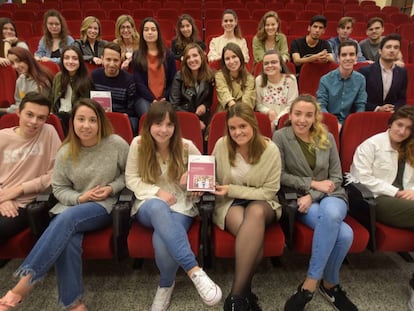 Estudiantes de la Universidad Pontificia de Salamanca sostienen el libro "Conversaciones sobre periodismo radiofónico".