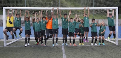  Los jugadores de Dragones de Lavapiés festejan su participación en la Donosti Cup de San Sebastián.