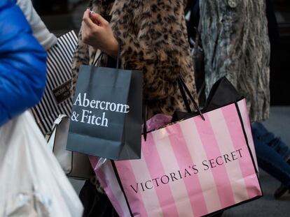 Una persona con una bolsa de la tienda de Victoria's Secret.