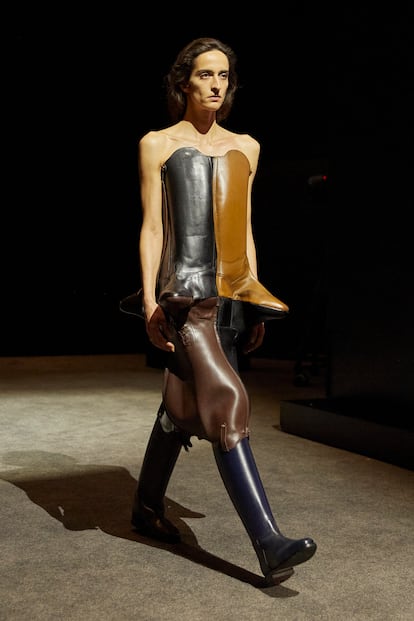 Ellen Hodakova ha revolucionado la moda con sus diseños, creaciones que rayan en el surrealismo: trajes de paños de cocina, faldas que son cinturones superpuestos, vestidos sacados de pantalones, pantalones sacados de botas, botas sacadas de tubos de plástico y faldas tejidas con restos de neumáticos.