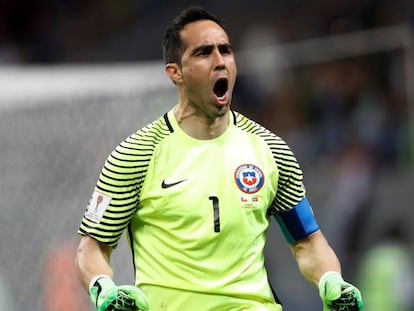 Claudio Bravo celebra defesas que classificaram o Chile.