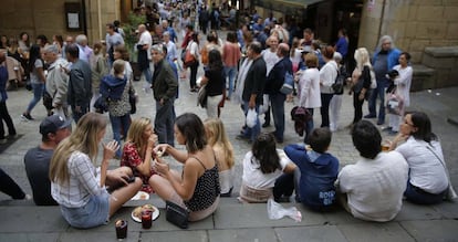 Turistas tomando pintxos en las escaleras de la Iglesia Santa Mar&iacute;a de la Parte Vieja de San Sebasti&aacute;n.