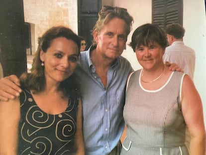 De izquierda a derecha, Carme Torres, Michael Douglas y Nina Gelabert, durante las fiesta de San Juan de 1998 en Ciutadella (Menorca).