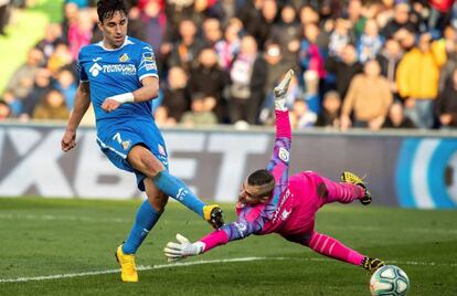 Jaime Mata bate a Jaume en le tercer gol del Getafe.