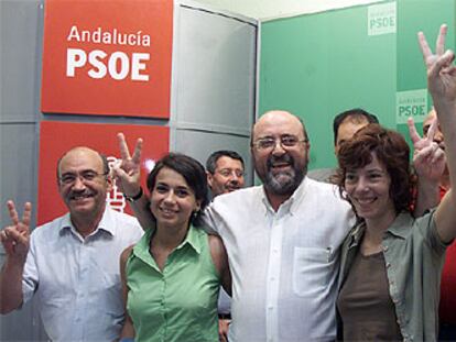 José Caballos, en el centro, hace la uve de la victoria con el equipo de su candidatura.