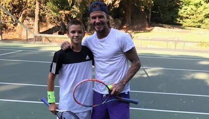 Romeo y David Beckham jugando al tenis, en una foto de Instagram.