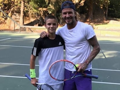 Romeo y David Beckham jugando al tenis, en una foto de Instagram.