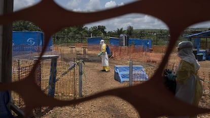 Dos trabajadores sanitarios contra el ébola en RDC.