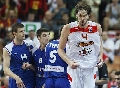 Llevar un anillo de la NBA da galones dentro de una cancha. Las defensas rivales ven a Gasol y se preguntan cómo pararle cada vez que encara la canasta. Es un martillo y el máximo anotador del Eurobasket.