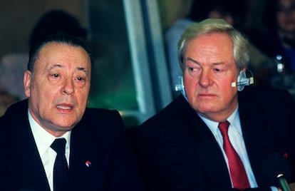 El líder del Frente Nacional francés, Jean-Marie Le Pen (derecha), en una visita a Madrid en abril de 1987 para apoyar la candidatura de Blas Piñar en las elecciones europeas que se celebrarían en junio.