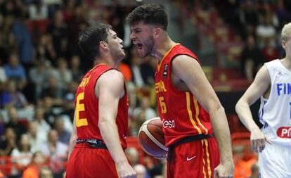 Sergi Garc&iacute;a y Vila celebran una canasta.