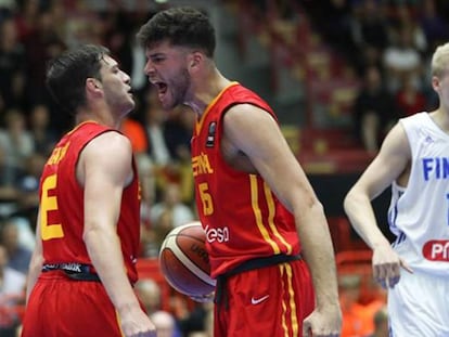 Sergi Garc&iacute;a y Vila celebran una canasta.