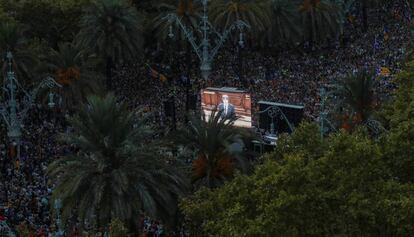 Miles de personas escuchan a Puigdemont durante la declaración fallada de independencia, el 10 de octubre de 2017.