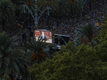 Miles de personas escuchan a Puigdemont durante la declaración fallada de independencia, el 10 de octubre de 2017.