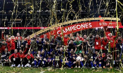 La plantilla y el cuerpo técnico del Barça celebran el título de Copa.