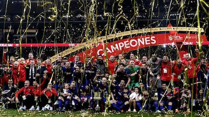 La plantilla y el cuerpo técnico del Barça celebran el título de Copa.