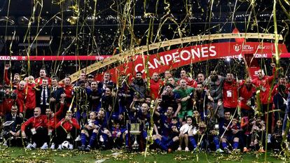 La plantilla y el cuerpo técnico del Barça celebran el título de Copa.